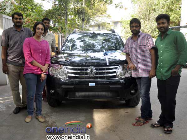 குக்கூ பட வெற்றி.. இயக்குநர் ராஜூ முருகனுக்கு டஸ்டர் கார் பரிசு! குக்கூ பட வெற்றி.. இயக்குநர் ராஜூ முருகனுக்கு டஸ்டர் கார் பரிசு!