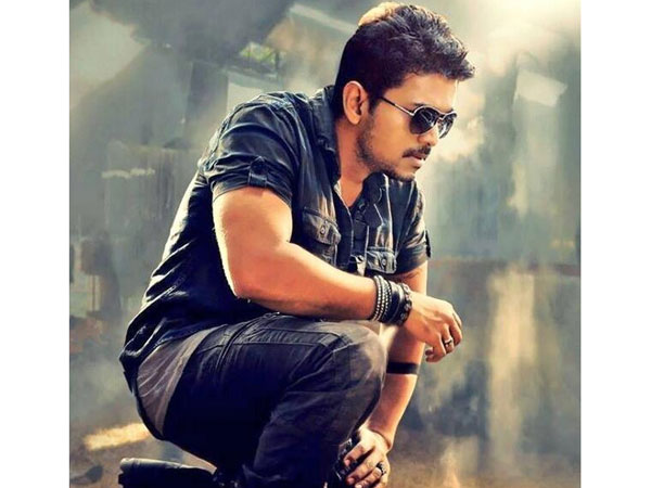 'கத்தி'யில் மக்கள் பிரச்சனைக்காக போராடும் விஜய் 'கத்தி'யில் மக்கள் பிரச்சனைக்காக போராடும் விஜய்