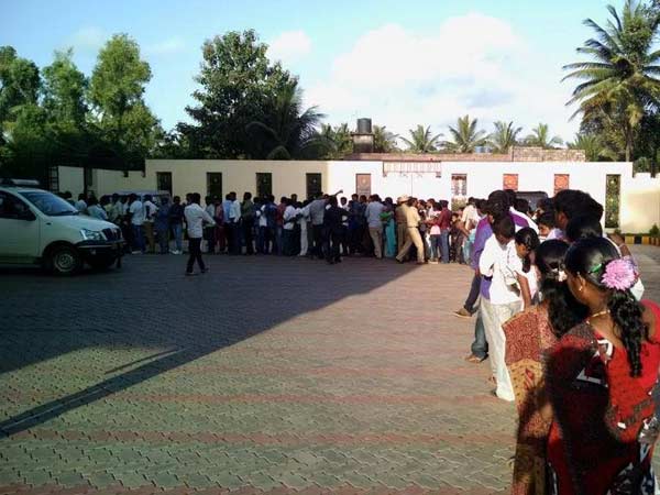 10-hundreds-of-public-waiting-in-the-long-queue-to-meet-rajini2-600.jpg