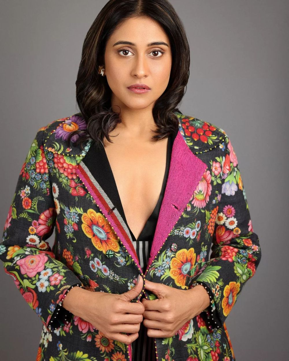 regina-cassandra-hot-clevage-show