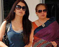 Aishwaryarai with mother Aishwaryarai with mother