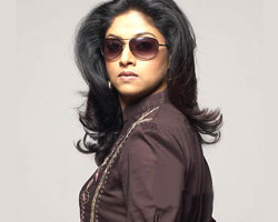 Nadhiya Nadhiya