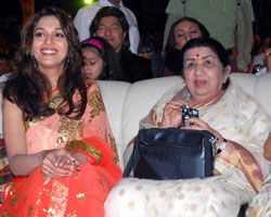 Lata Mangeshkar with Madhuri Dixit Lata Mangeshkar with Madhuri Dixit