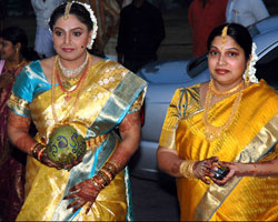 Ravali with her Sister Ravali with her Sister