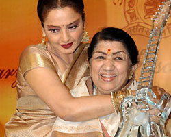 Lata Mangeshkar with Rekha Lata Mangeshkar with Rekha