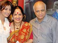 Shilpa Shetty with father Surendra Shetty and mother Sunanda Shilpa Shetty with father Surendra Shetty and mother Sunanda