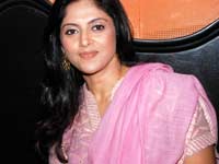 Nadhiya Nadhiya
