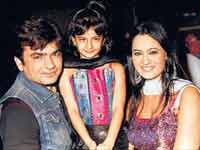Shweta Tiwari with hubby and daughter Shweta Tiwari with hubby and daughter