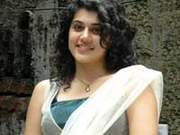 ஆடுகளத்தில் அறிமுகம்
