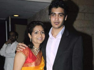 Vinoth Khanna's son Sakshi with his mother Kavitha Vinoth Khanna's son Sakshi with his mother Kavitha