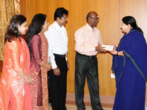 Jaya gives Rs 25 lakh for expenses of CIFF Jaya gives Rs 25 lakh for expenses of CIFF