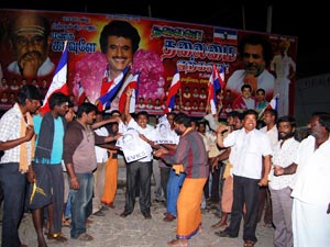Rajini fans burnt pictures of EVKS Ilangovan Rajini fans burnt pictures of EVKS Ilangovan