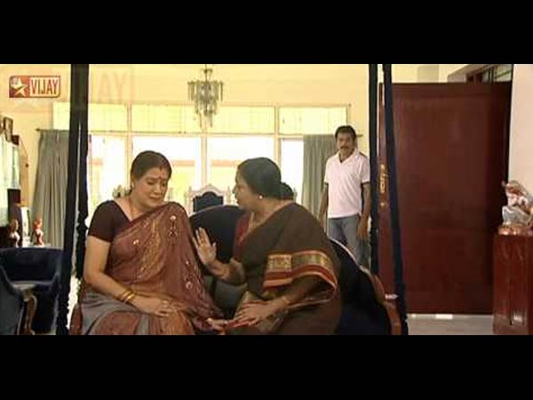 ஆளே இல்லாத டீக்கடையில…