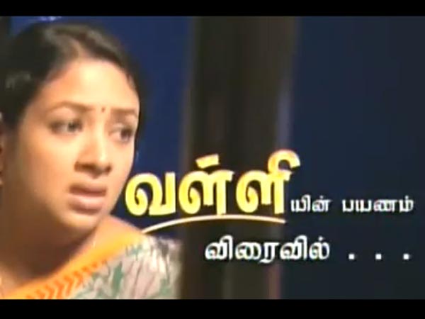 அசராமல் பார்த்த அம்மணிகள்