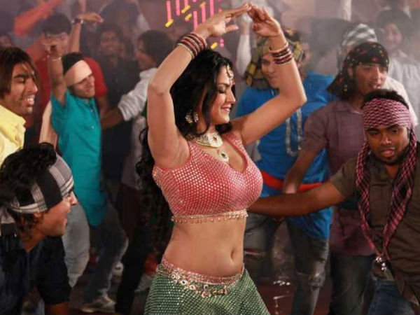 கவர்ச்சியான சேலை, ரவிக்கையில்