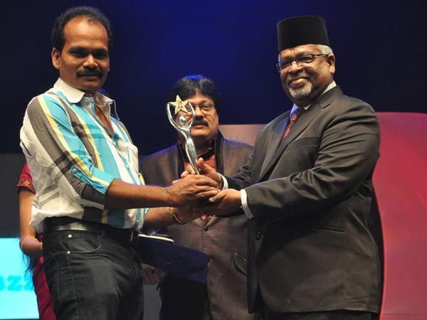 Oneindia's Dr Shankar gets 6th Edison best online journo award Oneindia's Dr Shankar gets 6th Edison best online journo award