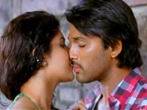 Amala Paul's liplock with Allu Arjun Amala Paul's liplock with Allu Arjun