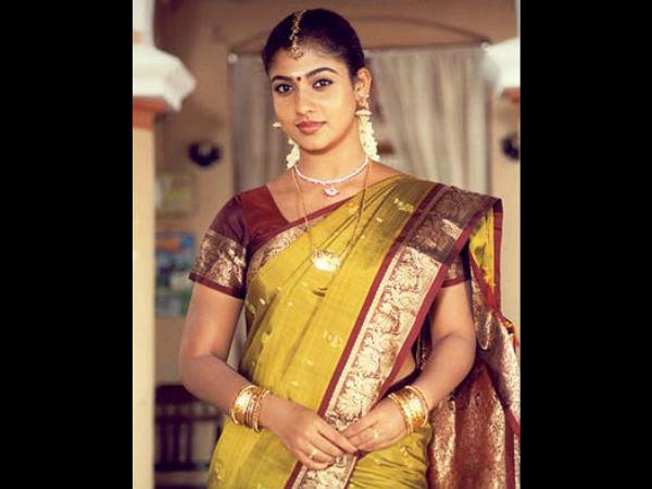முதல் 2 படங்களில் சேலை, பாவாடை, தாவணி