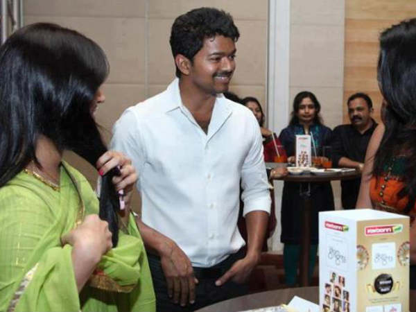சிரித்துப் பேசும் விஜய்