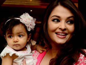 Aishwarya rai with her daughter Aaradhya Bachchan Aishwarya rai with her daughter Aaradhya Bachchan
