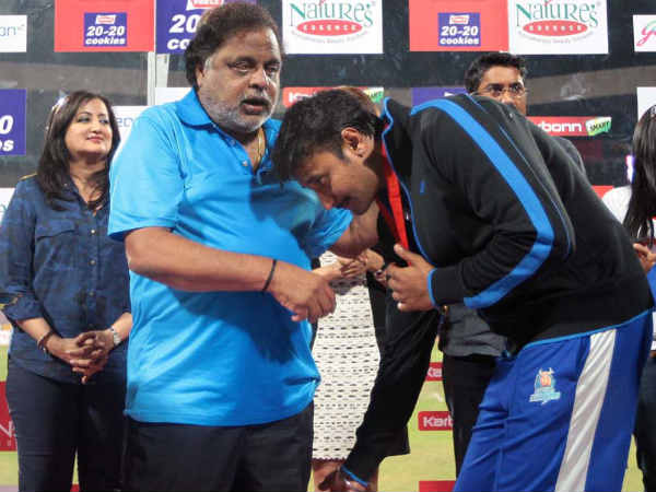வெற்றி பெற்றவர்களுக்கு பதக்கம் வழங்கும் அம்பரீஷ்