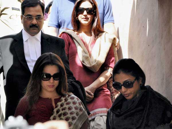 Tabu, Neelam and Sonali Bendre at a court in Jodhpur Tabu, Neelam and Sonali Bendre at a court in Jodhpur