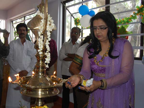 தமிழில் நிழல், மலையாளத்தில் அன்பெல்லா