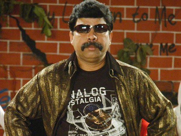 விக்கை கழற்றி.. வழுக்கையைத் துடைத்து...மறுபடியும் மாட்டி...