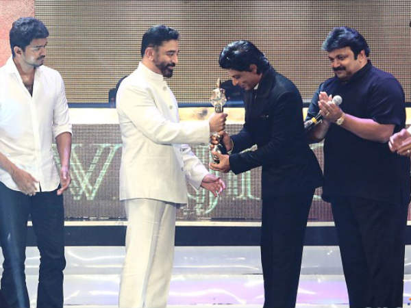 கமலிடம் இருந்து விருது பெற்ற ஷாருக்