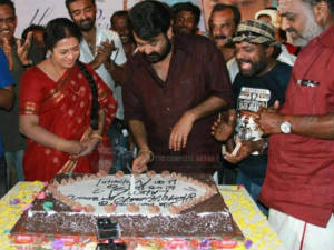 Mohan Lal celebrates his birthday in Jilla shooting Mohan Lal celebrates his birthday in Jilla shooting