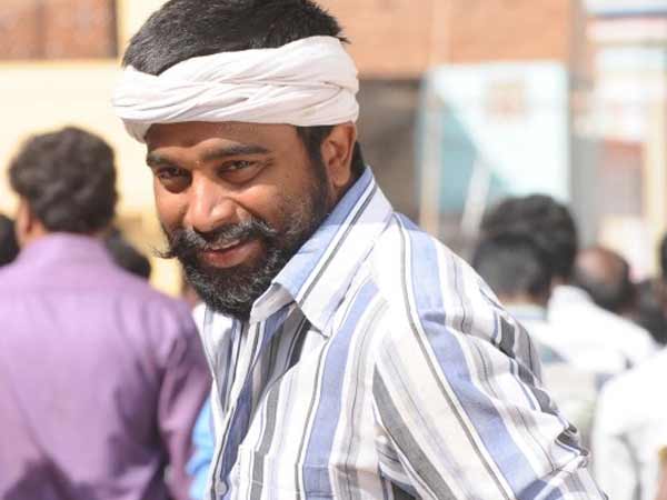புகழ் மழையில் சசி...