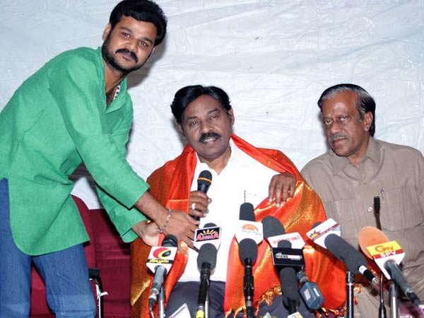பாடலாசிரியர்களை உருவாக்க