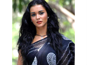 Amy Jackson injured at London Amy Jackson injured at London