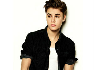 Justin Bieber spit on fans from balcony Justin Bieber spit on fans from balcony