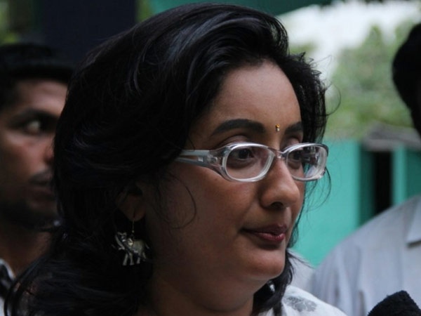 பூனை, கோழிகளுடன்...
