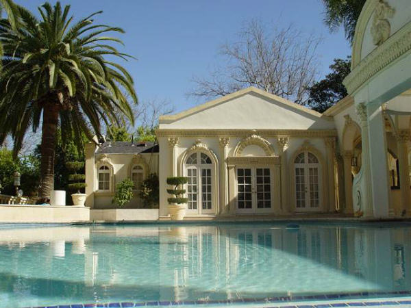 Live in Shah Rukh's home: Only Rs 3 lakhs Live in Shah Rukh's home: Only Rs 3 lakhs
