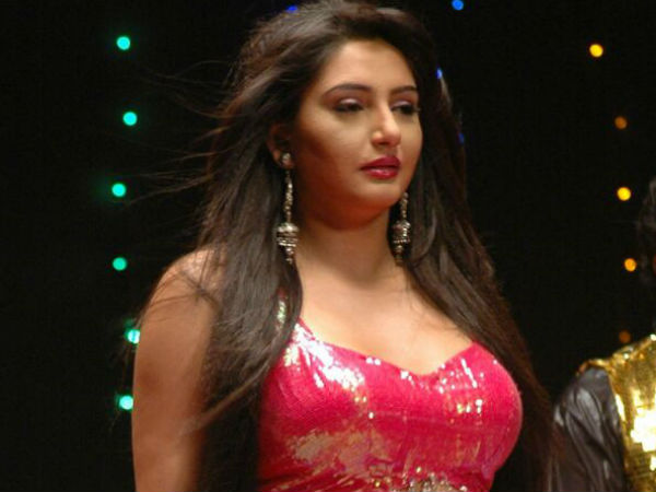 Actress Ragini's wardrobe malfunction at SIIMA show Actress Ragini's wardrobe malfunction at SIIMA show