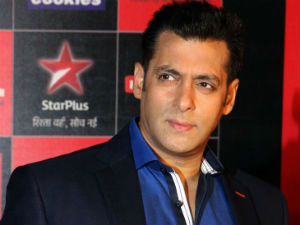 A miffed Salman Khan throws fan’s mobile out on the road A miffed Salman Khan throws fan’s mobile out on the road