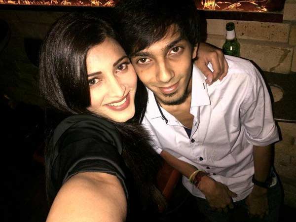 Shruti Haasan’s late night fun with Anirudh Shruti Haasan’s late night fun with Anirudh
