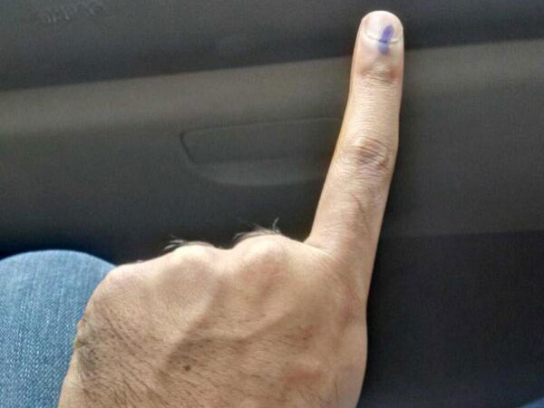 Shahrukh, Amitabh cast vote Shahrukh, Amitabh cast vote