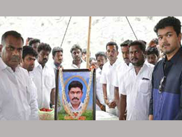 Vijay pays homage to fan Vijay pays homage to fan