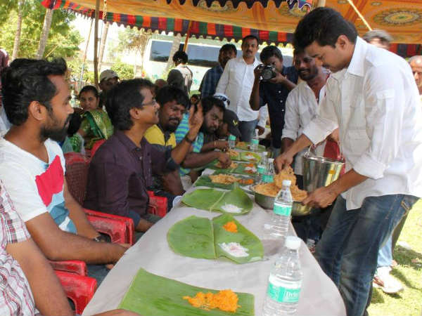 Vijay serves biriyani to Kaththi unit Vijay serves biriyani to Kaththi unit