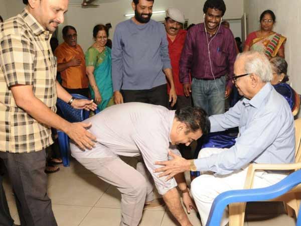 பரிசளித்து ஆசிபெற்ற கமல்