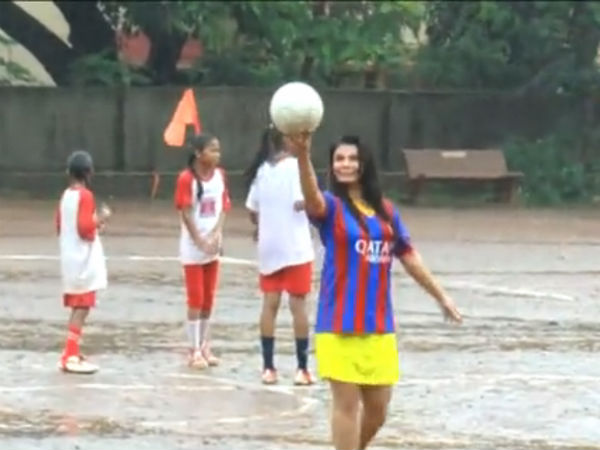 மழையோடு விளையாட்டு...