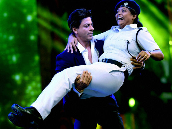 Shah Rukh Khan's Dance with Woman Police Officer Draws Opposition Ire Shah Rukh Khan's Dance with Woman Police Officer Draws Opposition Ire