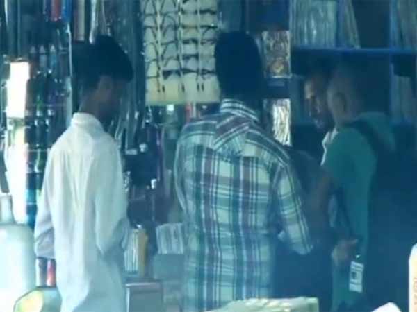Director Parthiban's sudden raid in Burma Bazaar Director Parthiban's sudden raid in Burma Bazaar