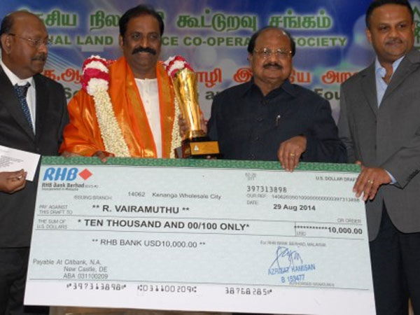 Vairamuthu receives Gnanapeeth Award at Malaysia Vairamuthu receives Gnanapeeth Award at Malaysia