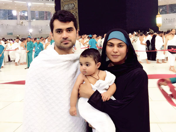 Actress Veena Malik Khan & Asad Bashir Khan perform Umrah with their adorable son Abram Khan Actress Veena Malik Khan & Asad Bashir Khan perform Umrah with their adorable son Abram Khan