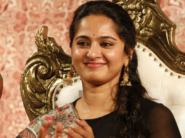 Anushka, Prabhas want to screen Bahubali to Rajinikanth Anushka, Prabhas want to screen Bahubali to Rajinikanth
