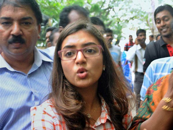 Nazriya Nazim Creates Problem Amidst Traffic? Nazriya Nazim Creates Problem Amidst Traffic?